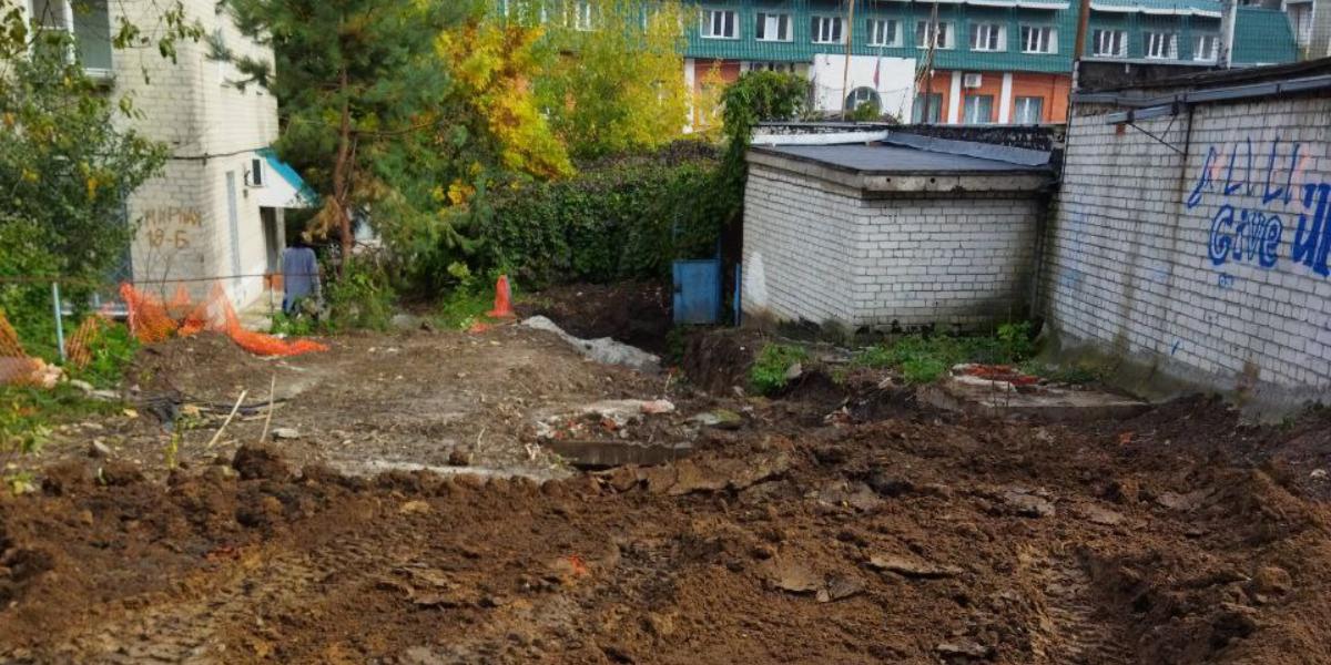 Во дворе дома на улице Горького, 57 восстановят благоустройство до 15 октября