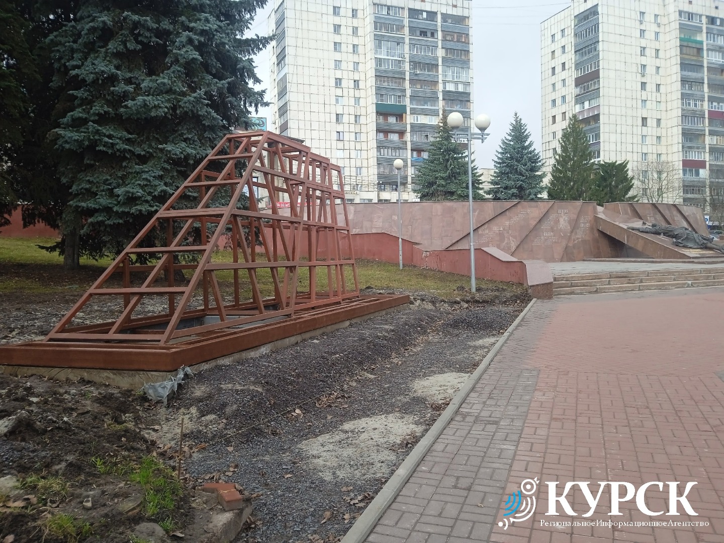 В Георгиевском сквере готовятся к установке плит с именами погибших воинов-курян