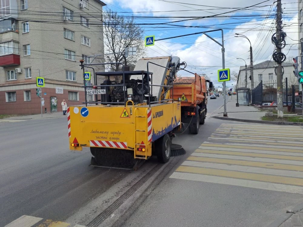 В Курске чистоту на улицах города наводят 77 человек и 66 машин