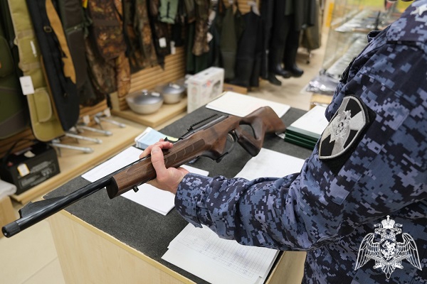 В Курской области росгвардейцы проверили 98 владельцев оружия