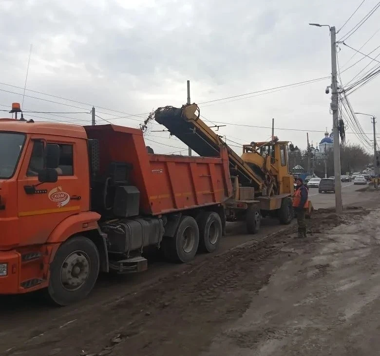 С курских улиц убирают накопившийся после зимы песок