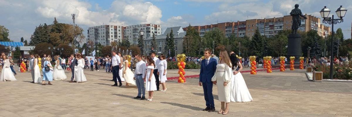 На театральной площади Курска чествовали молодоженов