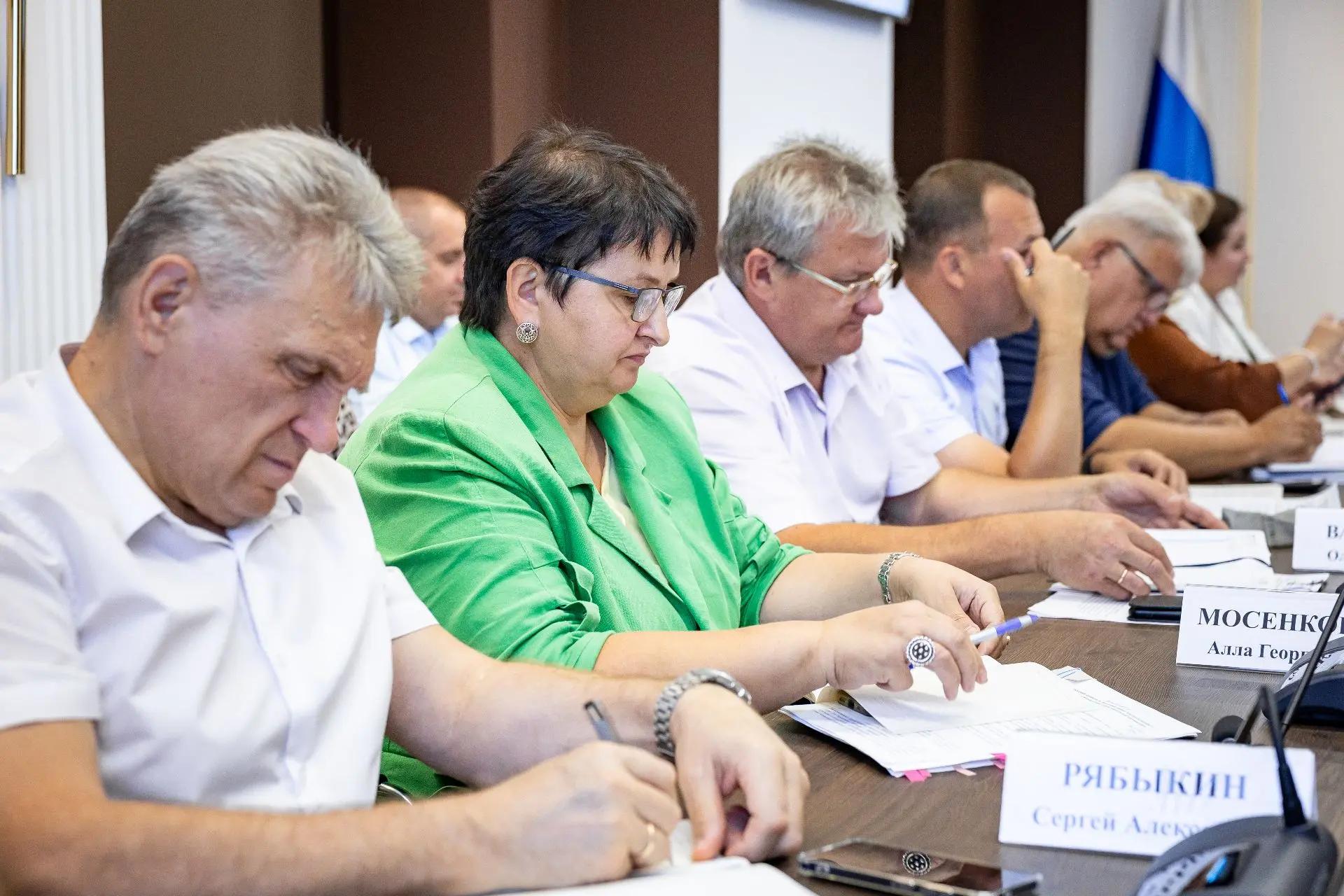 Администрации округов Курска закупили триммеры и пилы для благоустройства территорий