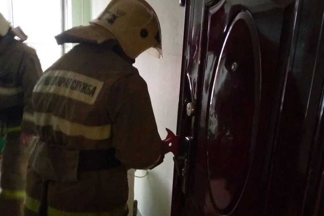 В Курской области пожарные спасли пожилого мужчину запертого в квартире 