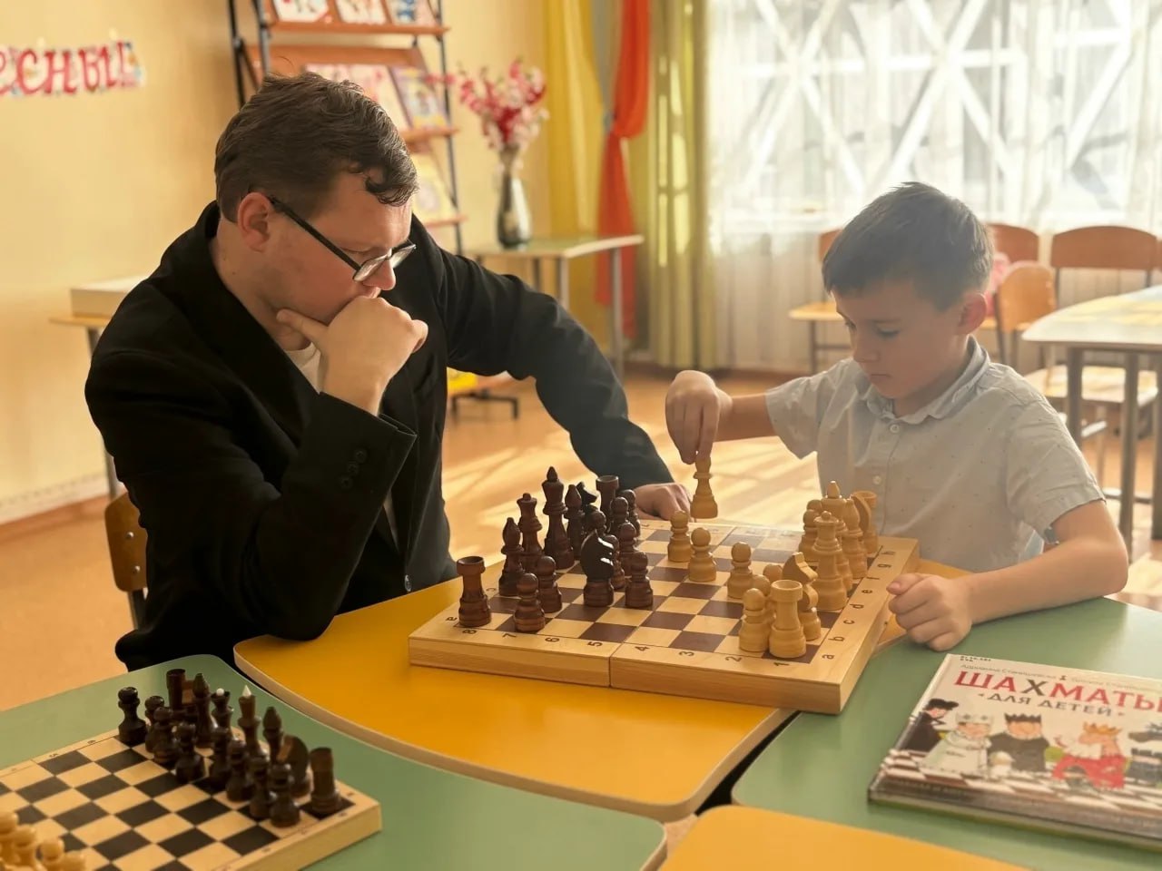 В Курском центре семейного чтения и досуга им. П. А. Михина   состоялось  занятие шахматного клуба «Ферзь»