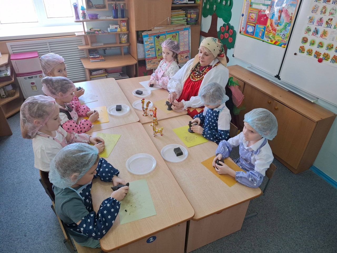 Финальные дни февраля в дошкольных учреждениях Курска посвящены знакомству с филимоновскими игрушками