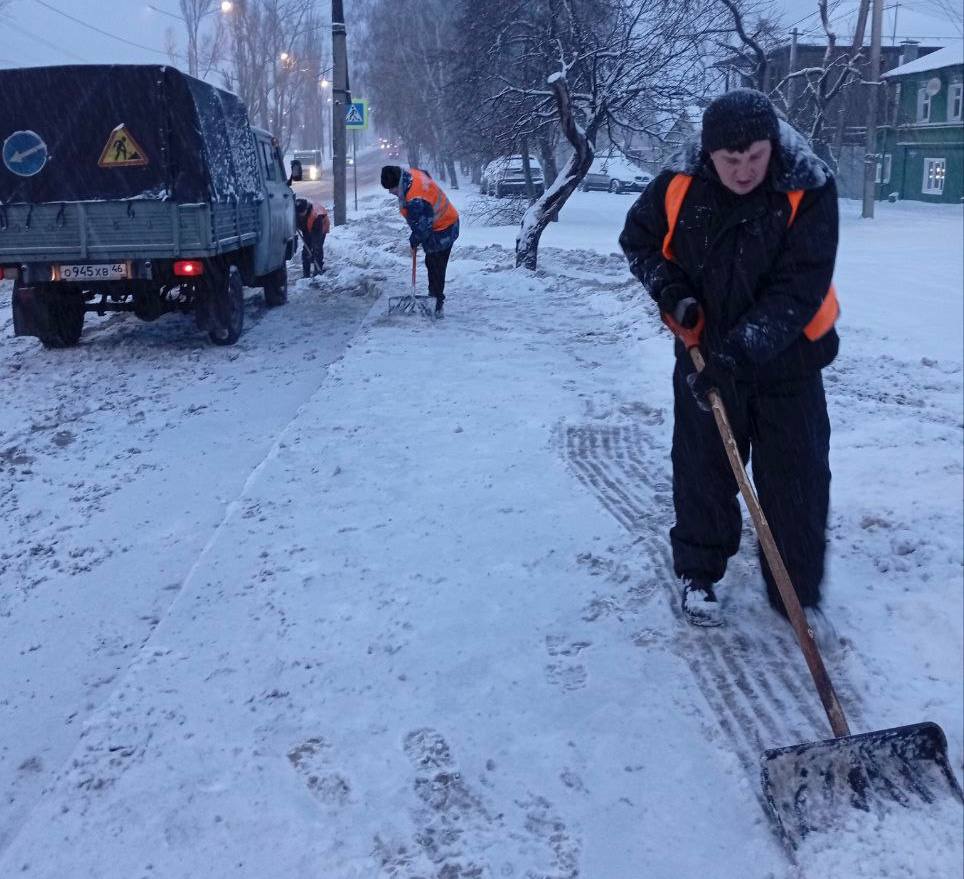 В Курске убирают снег при помощи 72 единиц техники и 26 рабочих