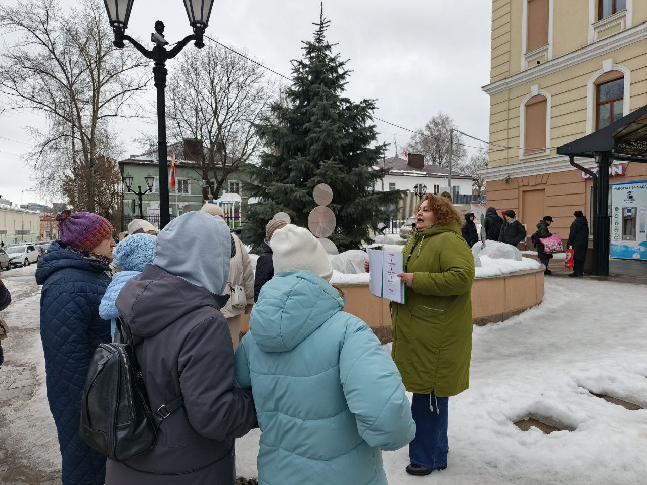 Курянкам подарили к 8 Марта экскурсию по улице Щепкина