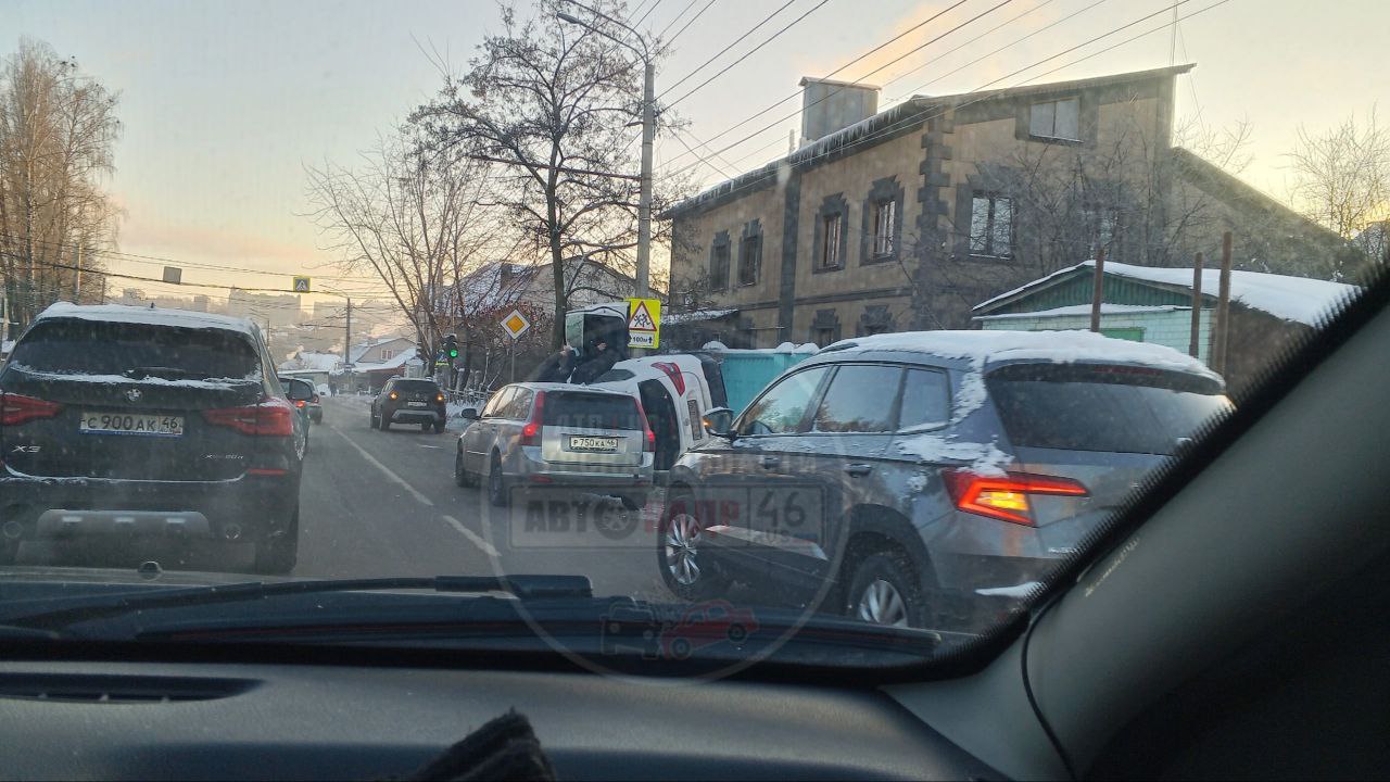 В Курске на Пучковке иномарка перевернулась на бок