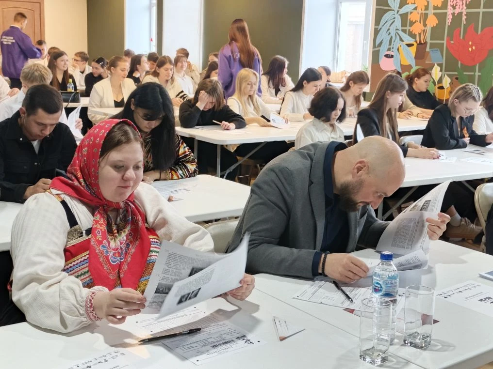 Глава города Курска Евгений Маслов принял участие в международной патриотической акции «Диктант Победы»