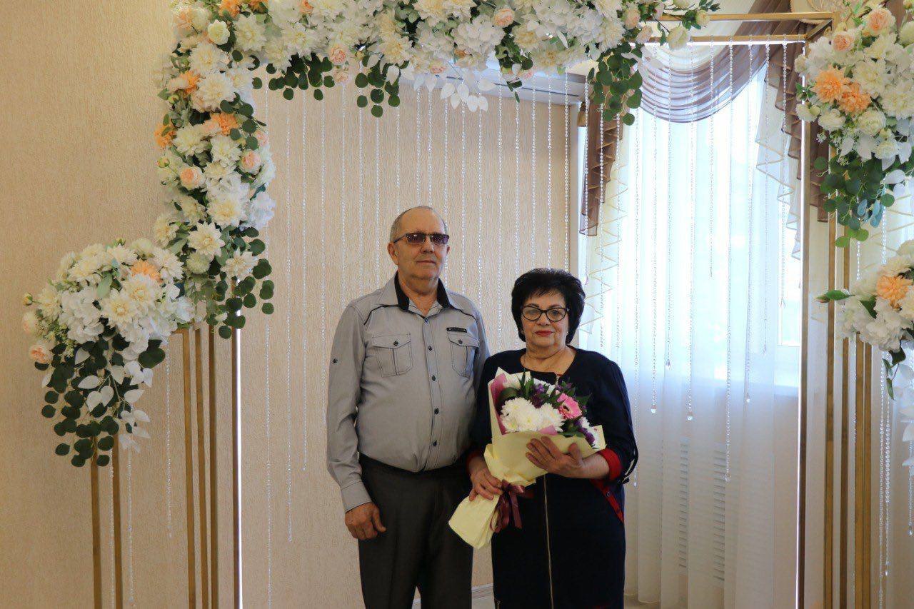 В Курской области в отделе ЗАГС прошло чествование трех поколений одной семьи