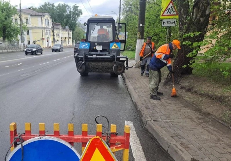 Убирают Курск 73 работника и 68 единиц техники