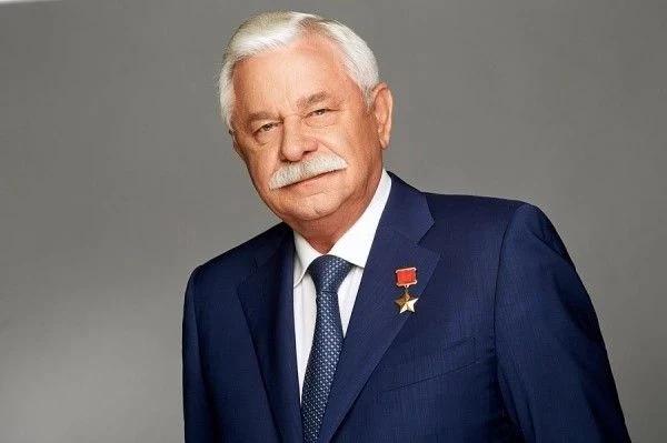 Экс-губернатор Курской области Александр Руцкой отмечает 79-летие