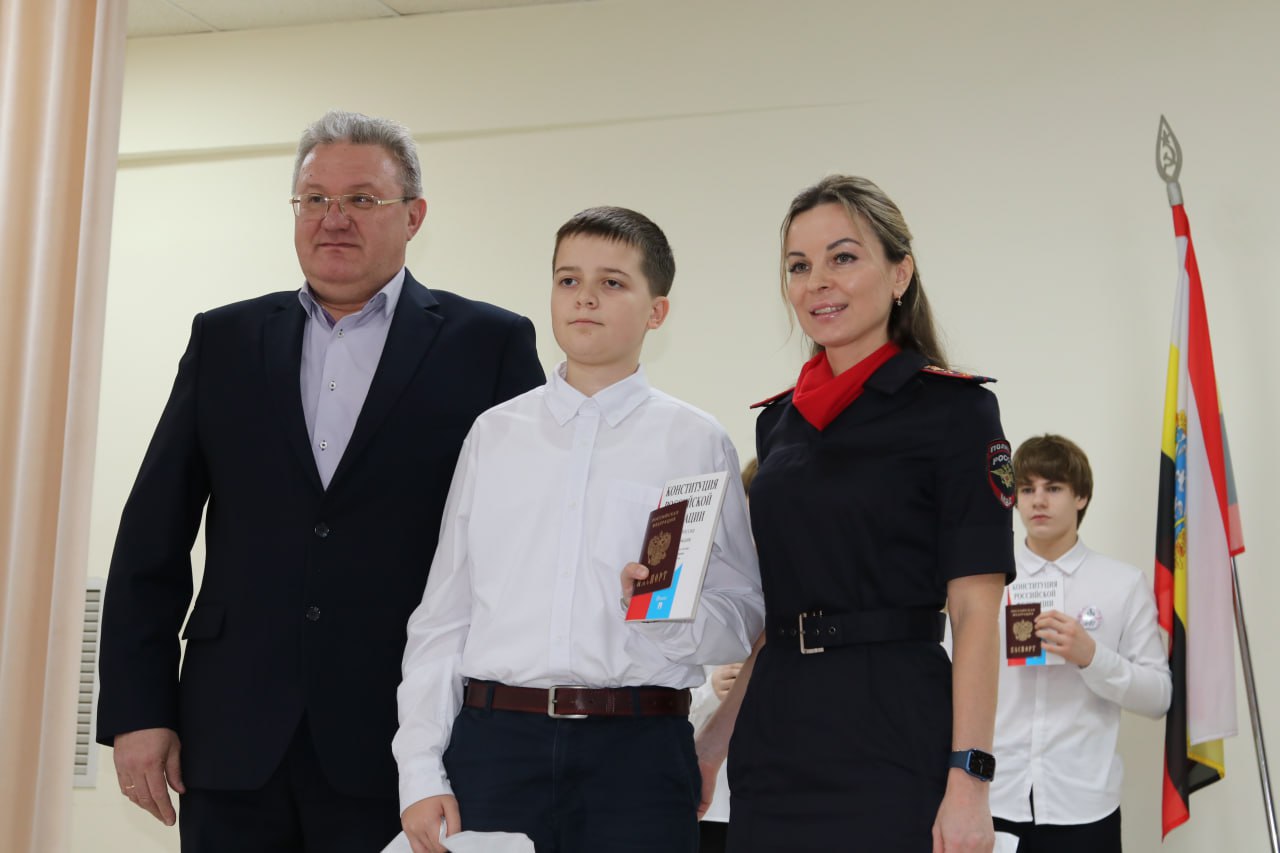 В Курске школьникам торжественно вручили паспорта в День Конституции