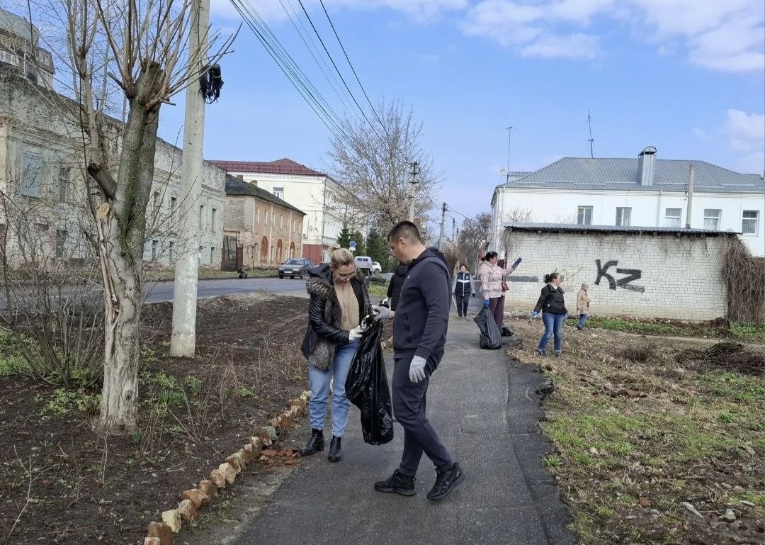 Курские известинцы тоже присоединились к общегородскому субботнику