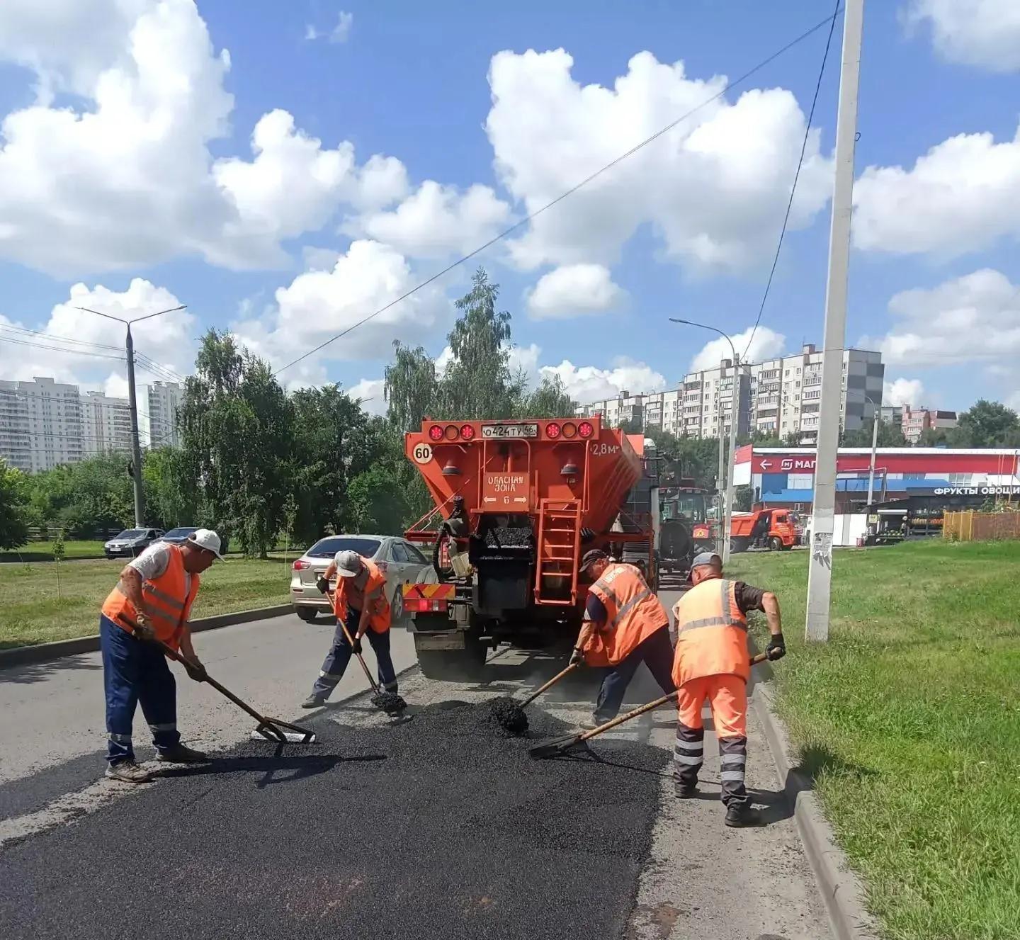 В Курске на трех улицах заделывают выбоины на дороге