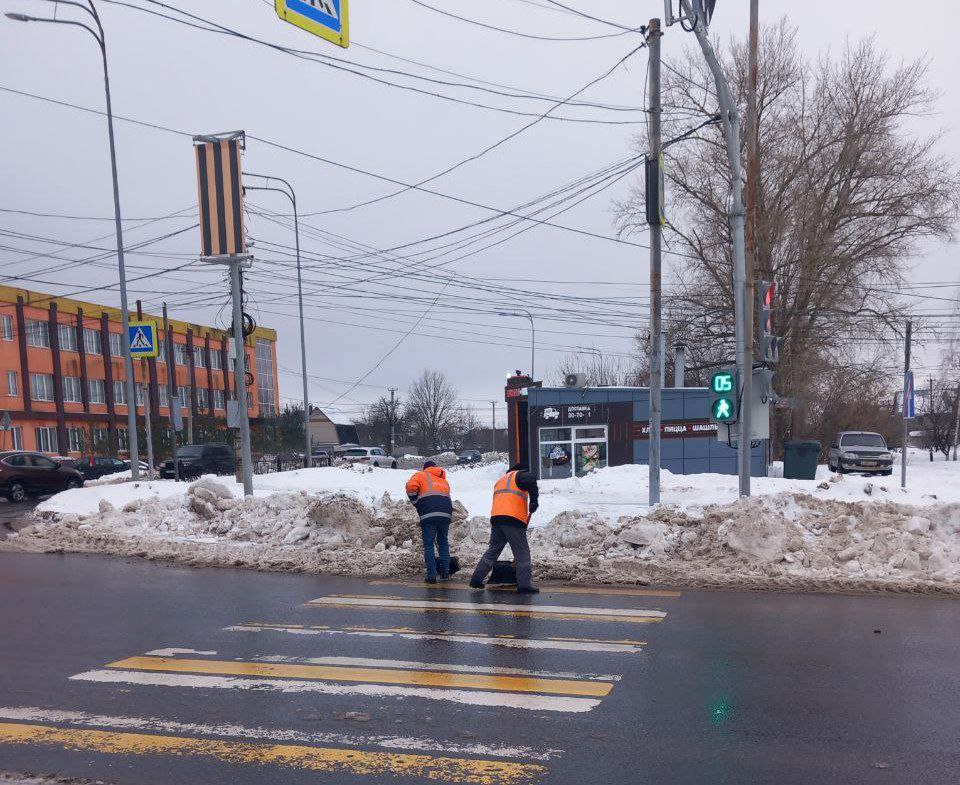 Перед надвигающейся оттепелью 67 курских дорожников очищают ливневки