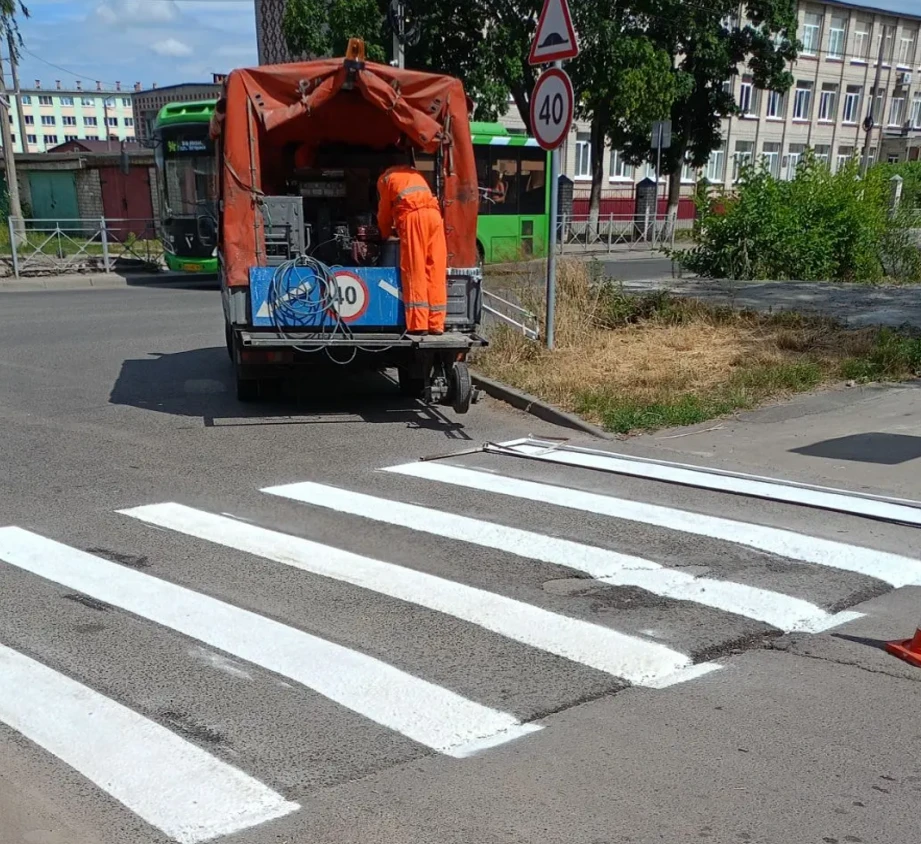 В Курске обустроили пешеходный переход к пристрою школы №45