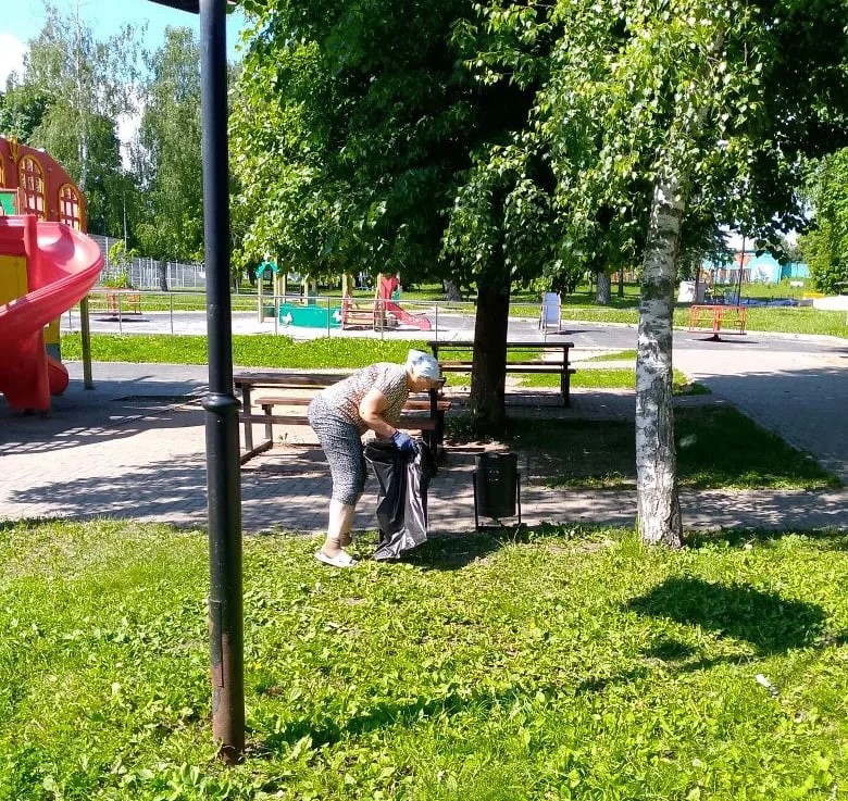 Улицы Курска убирают 25 сотрудников и 5 машин