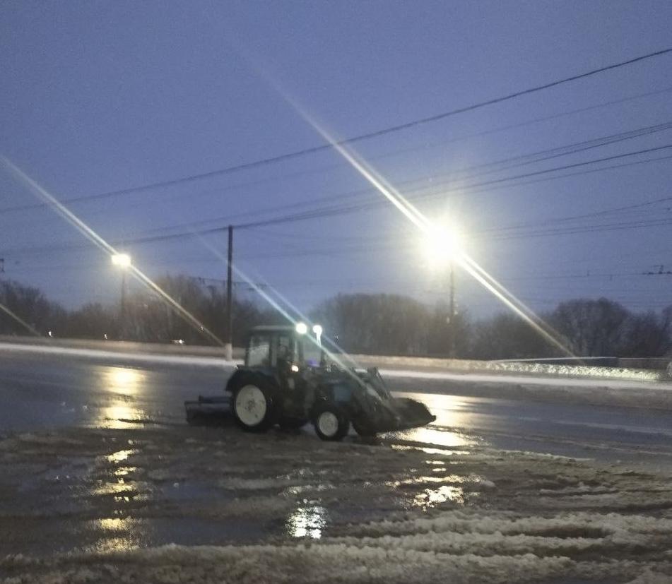 В Курске ночью уборку снега обеспечивали 67 дорожных машин