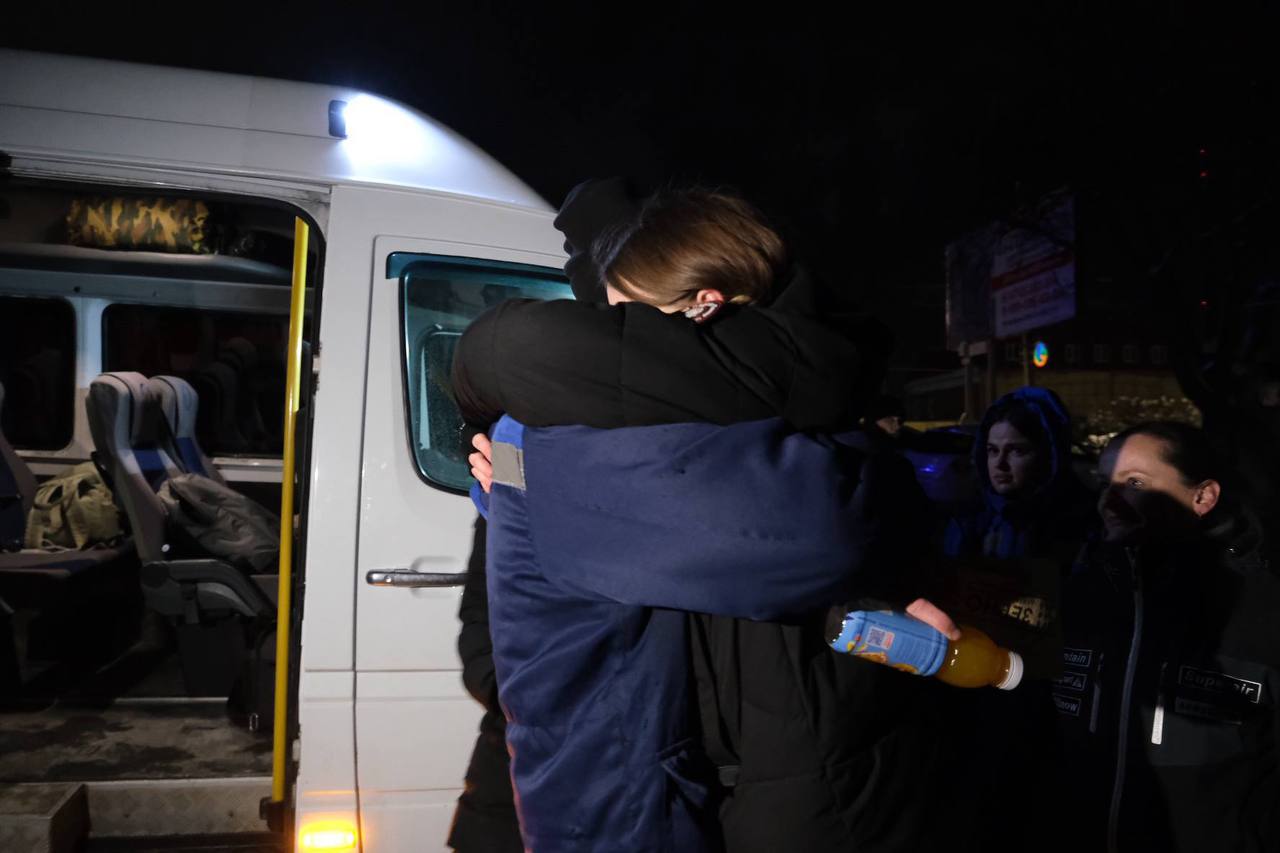 Возвращенных с территории Украины россиян ночью встретили в Курске