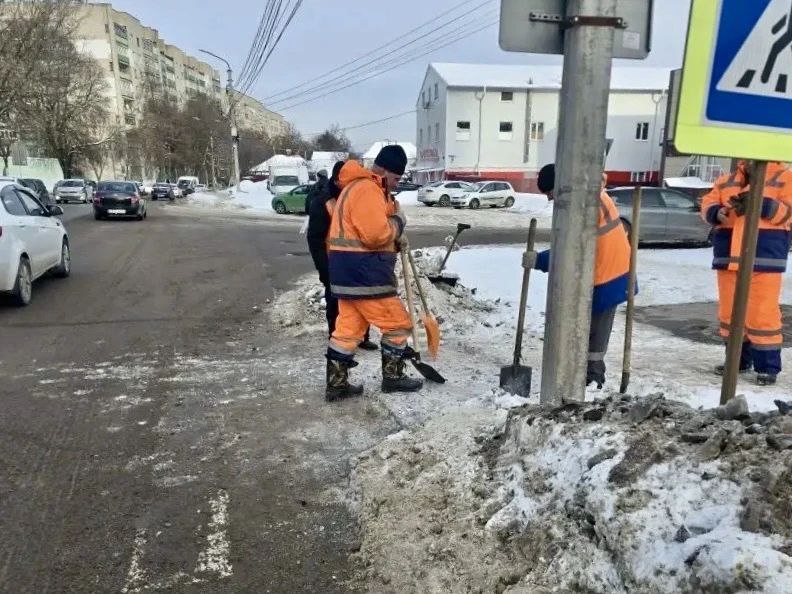 В Курске подрядчики минтранса очистили тротуары и остановки от снега и наледи