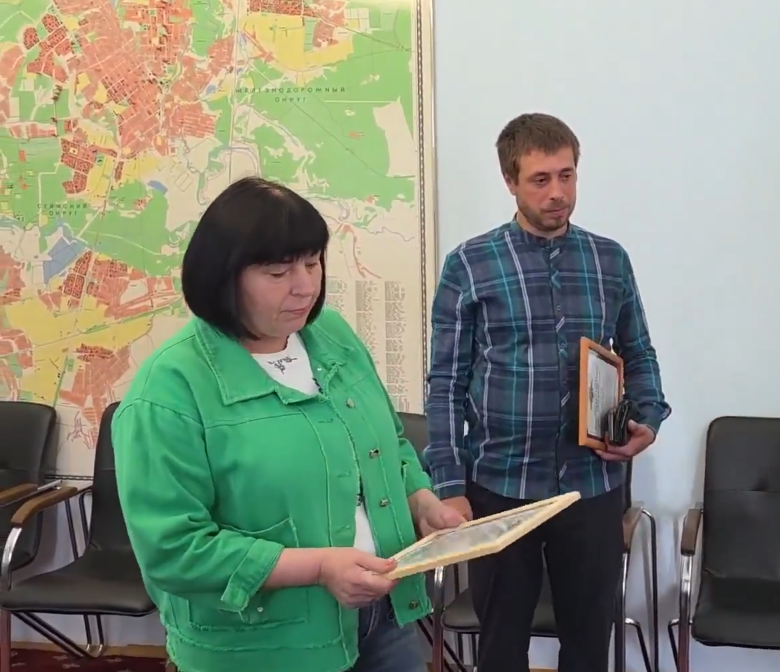 Двух курян наградили благодарственными письмами за проявленное мужество
