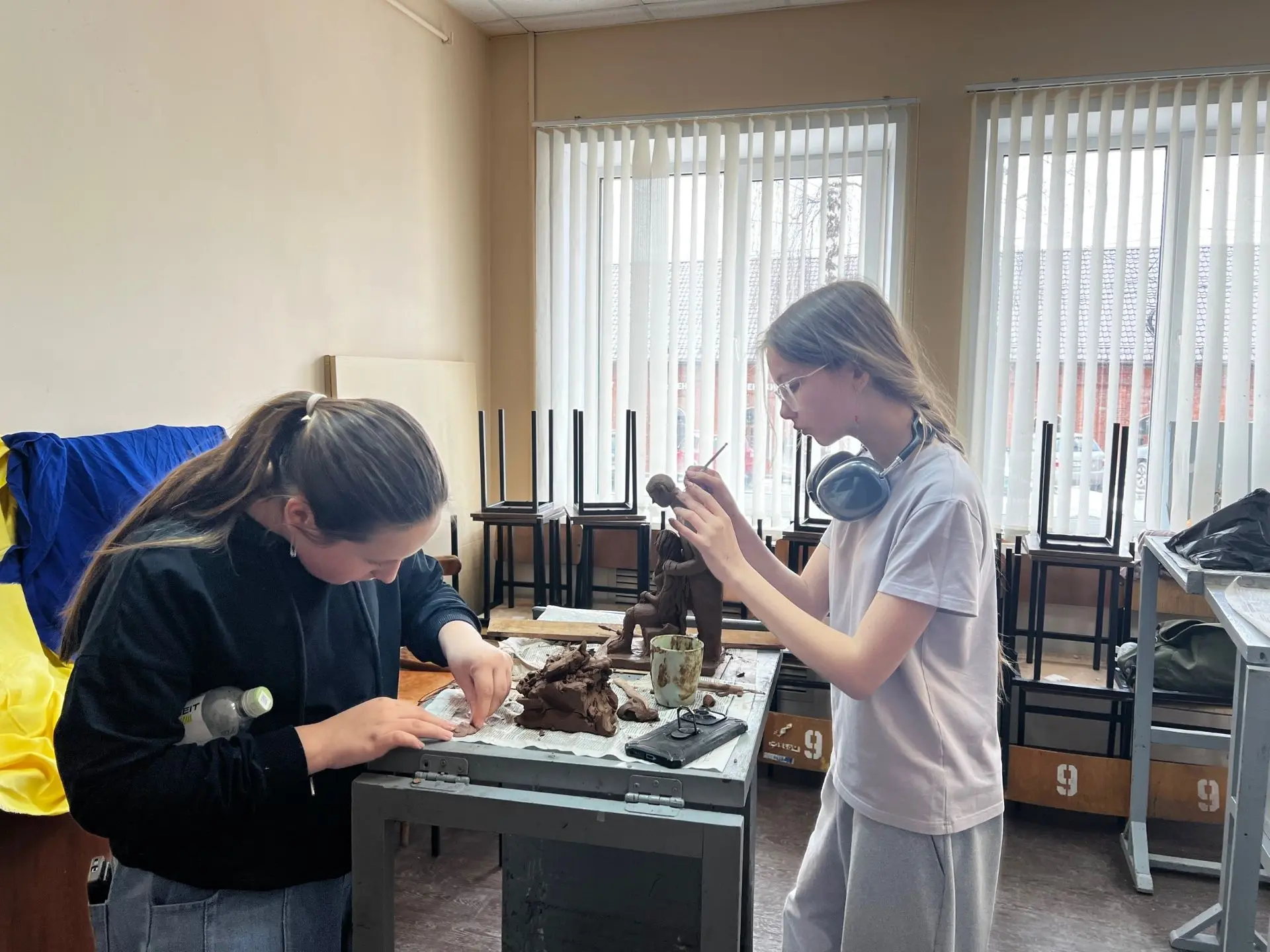 В Курске оживает глина: в художественной школе №1 открылся конкурс скульптуры памяти Вячеслава Клыкова