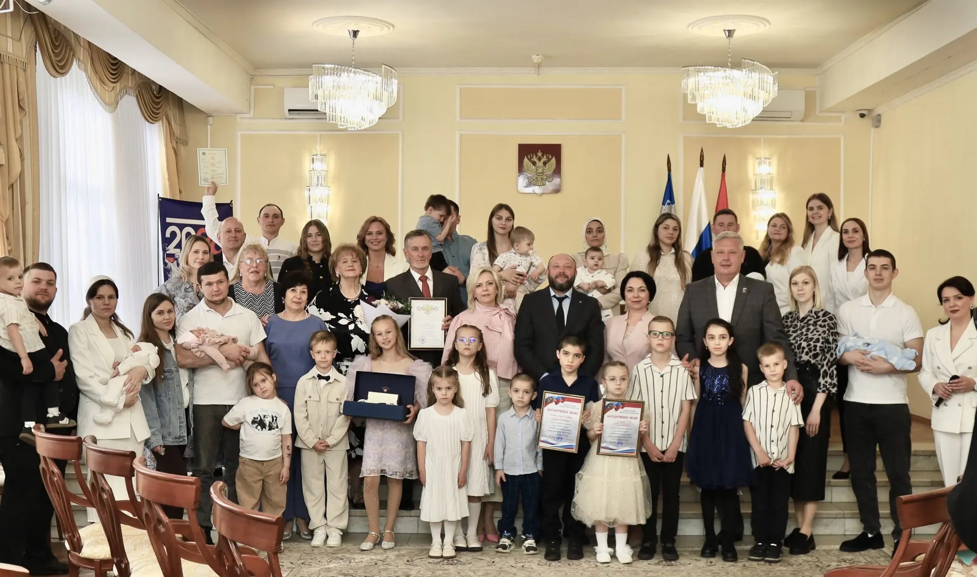 В Курске ко Дню семьи провели свадебные регистрации и чествование юбиляров
