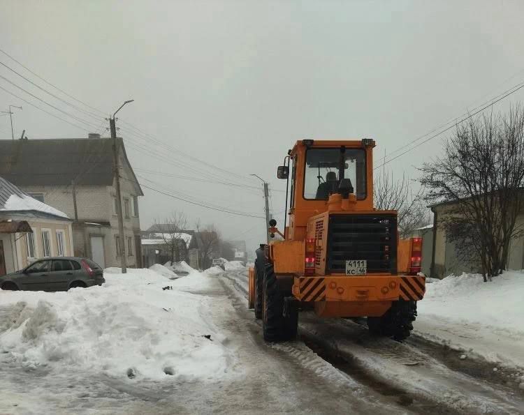 В Курске продолжают уборку снега с улиц