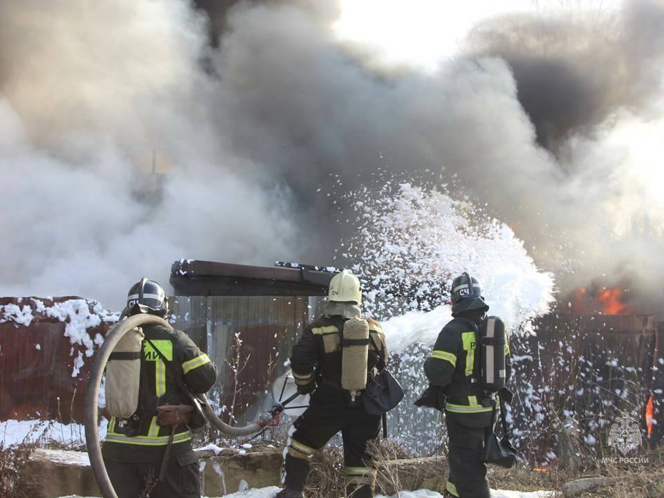 Открытое горение на площади 800 квадратных метров на улице 1-й Прогонной в Курске потушено