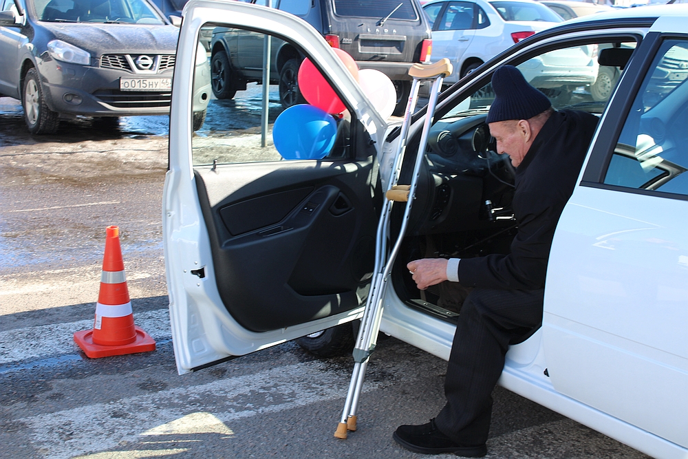 Четыре пострадавших на производстве курянина получили автомобили от СФР