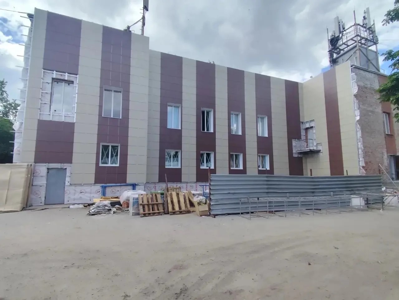 В Курске продолжается ремонт фасада центра народного творчества «Русь»