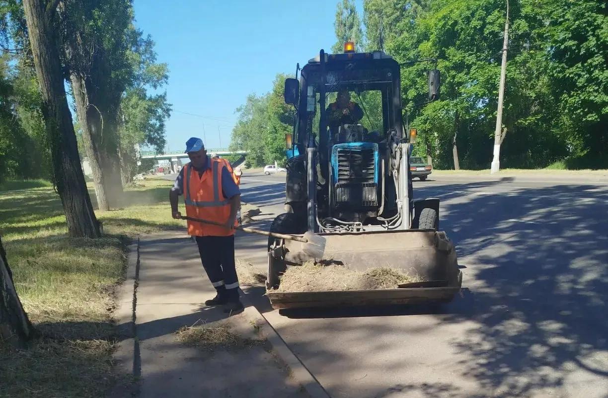 На Крымской улице в Курске устраняют выбоины на дороге