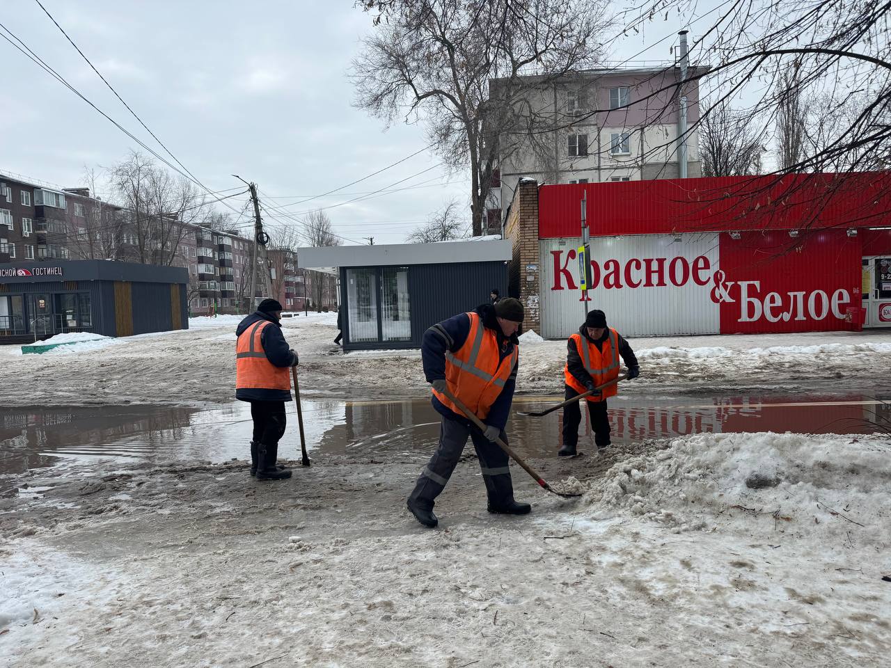 Усиленная уборка снега и наледи продолжается в Сеймском округе Курска