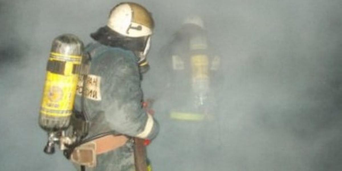 Спасатели эвакуировали 8 человек в результате пожара в курской многоэтажке