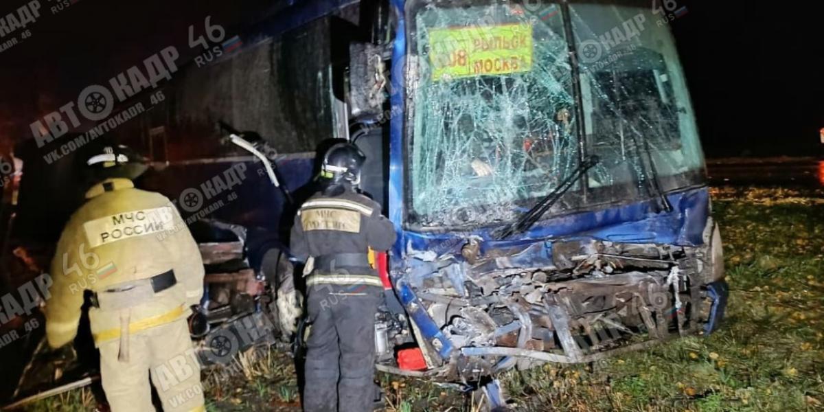 В Курской области столкнулись рейсовый автобус с пассажирами и трактор