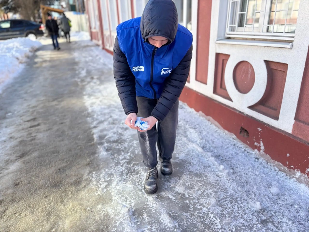 В Центральном округе Курска продолжают наводить порядок на тротуарах