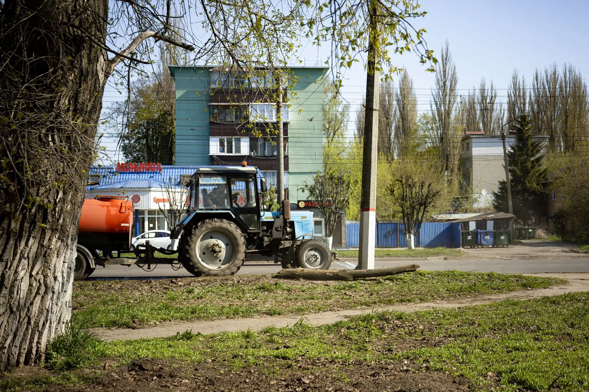 В Курске подрядчик помыл тротуар около остановки «Спутник»