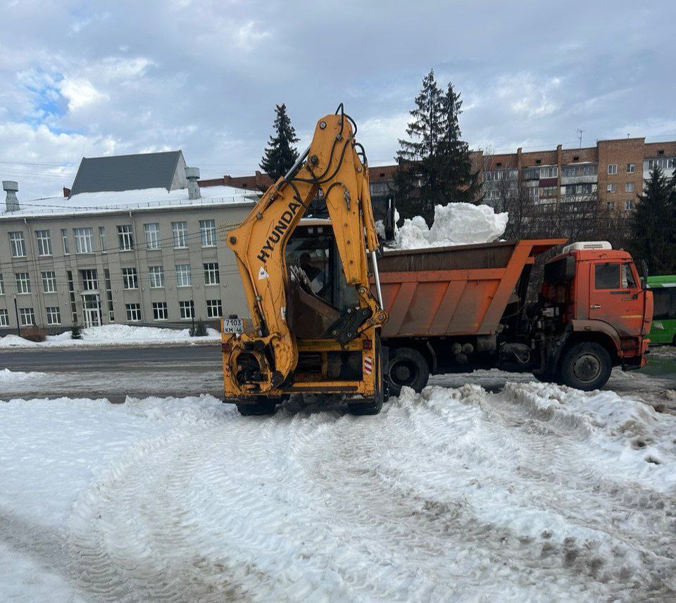 12 человек и три машины поддерживали порядок в выходные в парках и скверах Курска