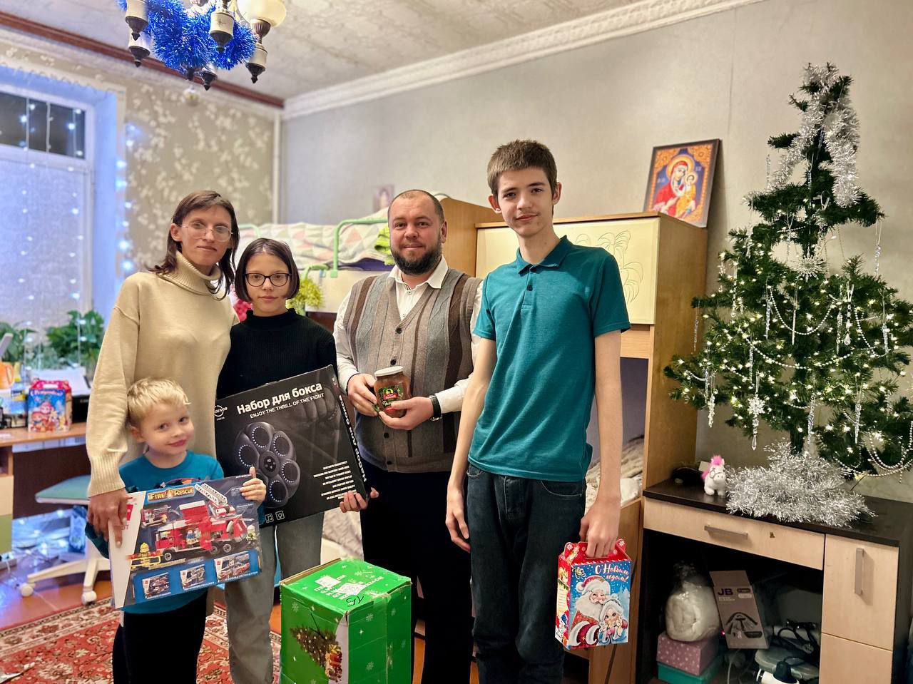 Андрей Ковалев вручил новогодние подарки курской многодетной семье Диденко