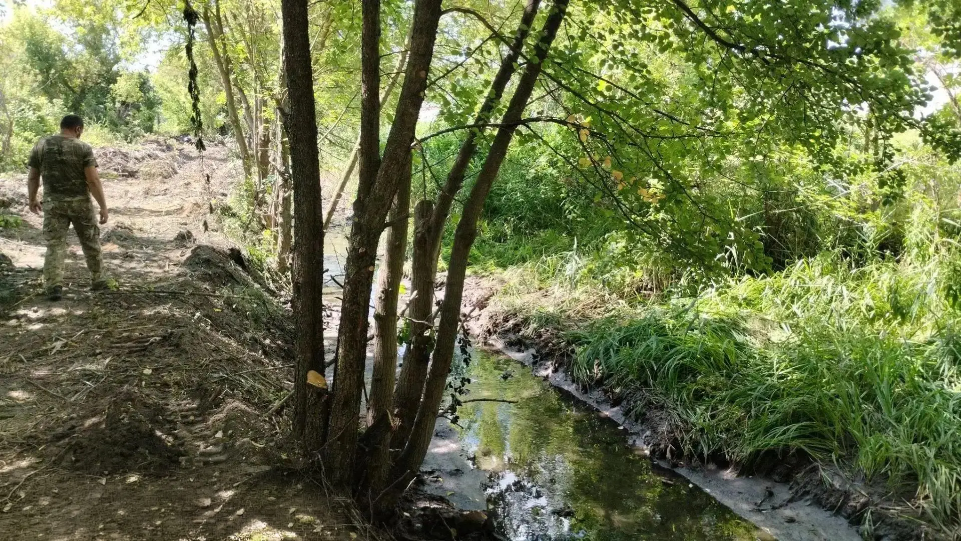 В Курске расчистка русла водоотводной канавы на Городской проходит по графику