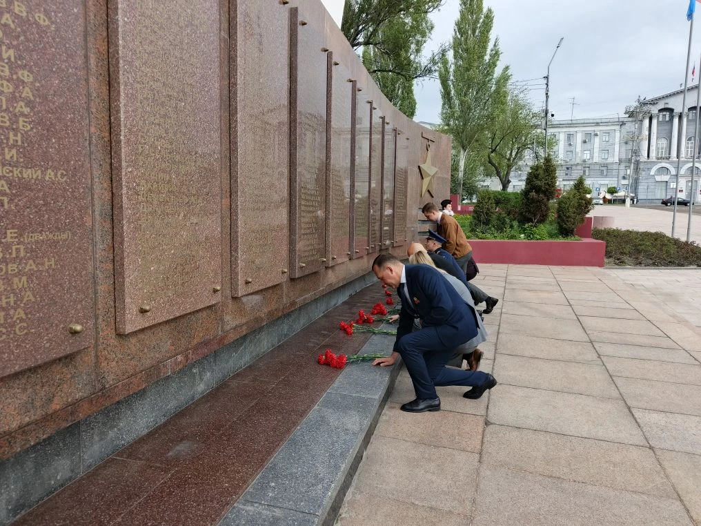 К стеле «Героям-курянам» возложили цветы в День Победы