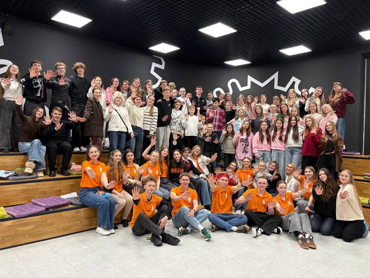 Курские гайдаровцы встретились в центре «Гелиос» и возложили цветы к памятнику писателю