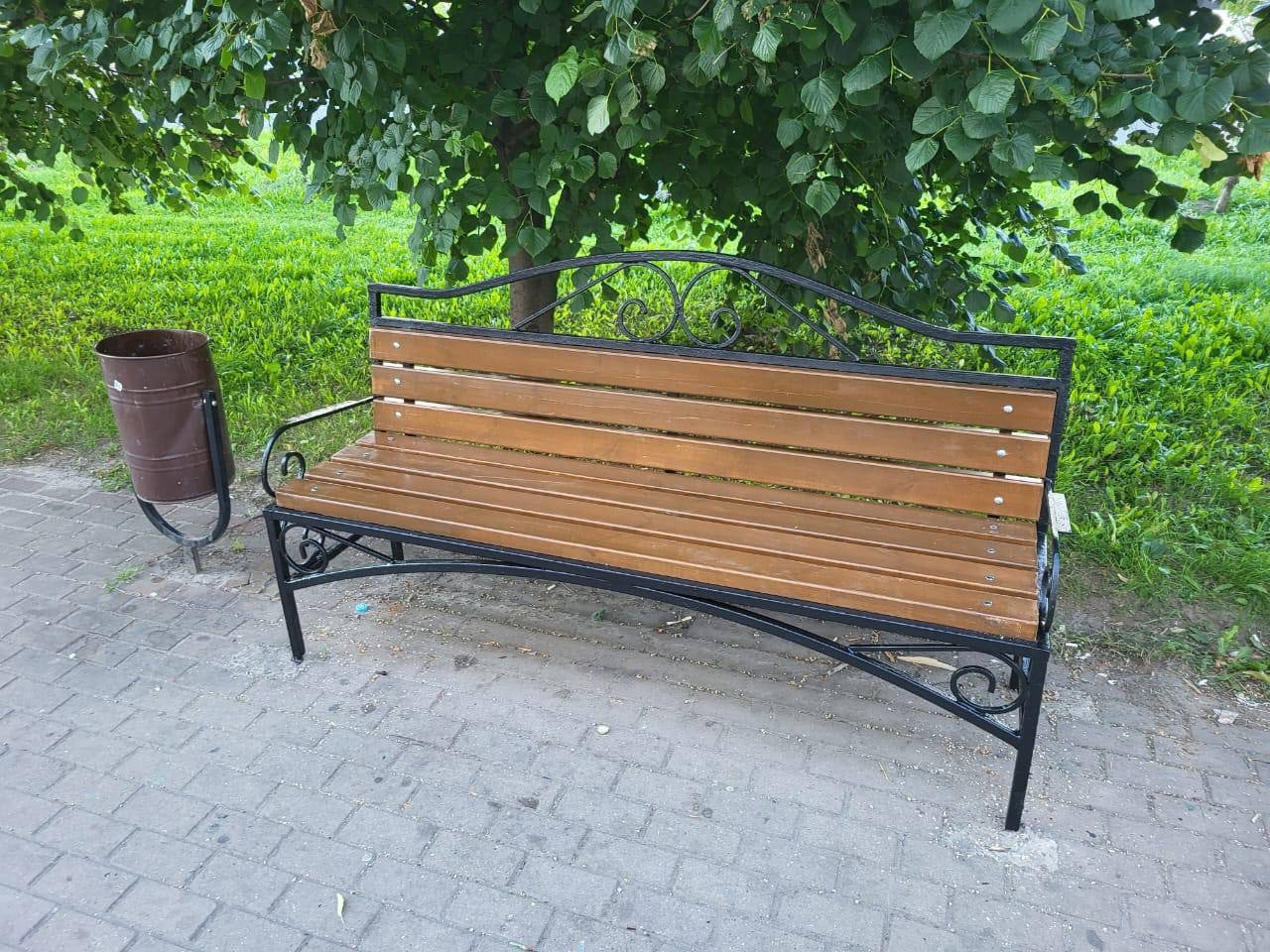 В Курске на проспекте Победы ремонтируют скамейки