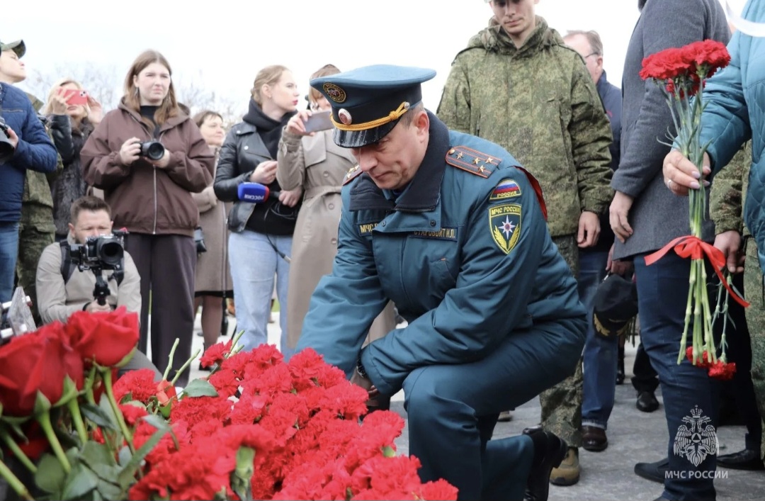 Курские сотрудники МЧС возложили цветы к мемориалу «Курская дуга»
