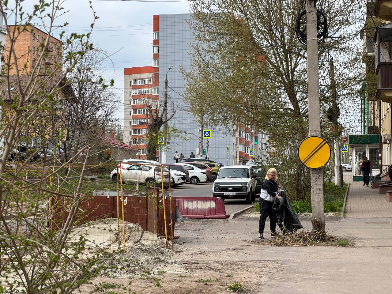 В Курске субботник проходит на улице Белинского