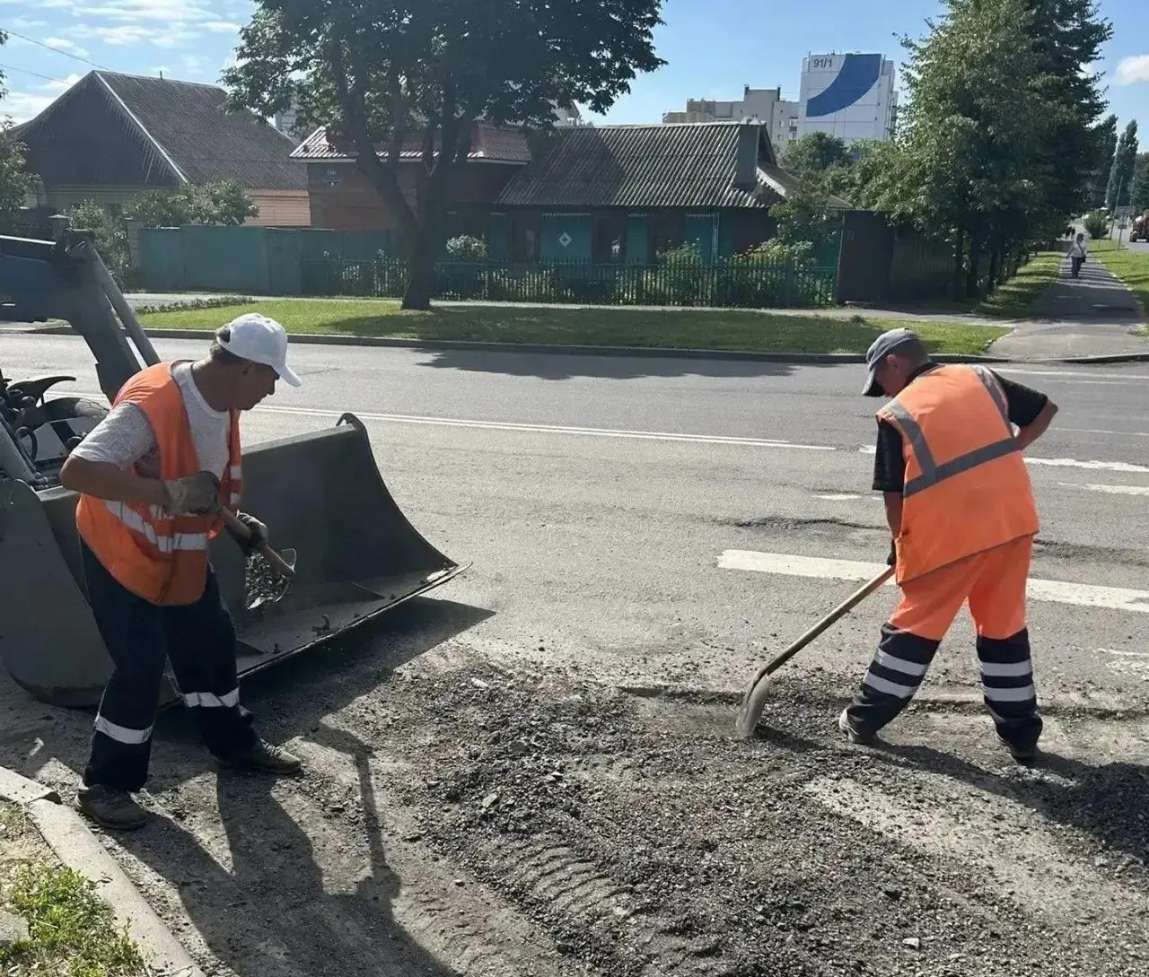 В Курске устраняют выбоины на улице Бойцов 9-й Дивизии
