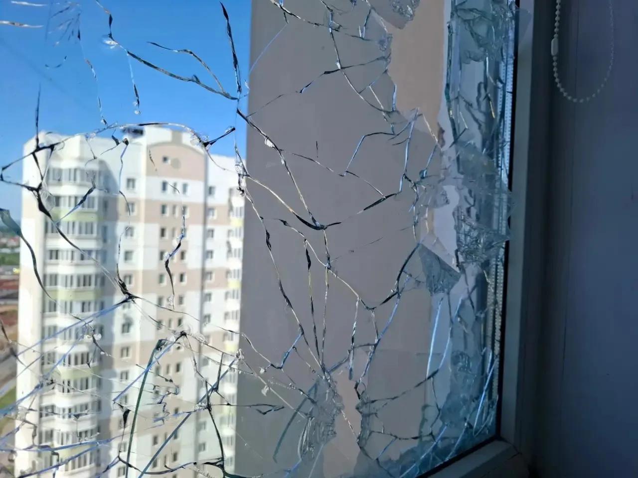 В Курске ударами БПЛА повреждены 16 автомобилей, семь квартир и пять частных домов