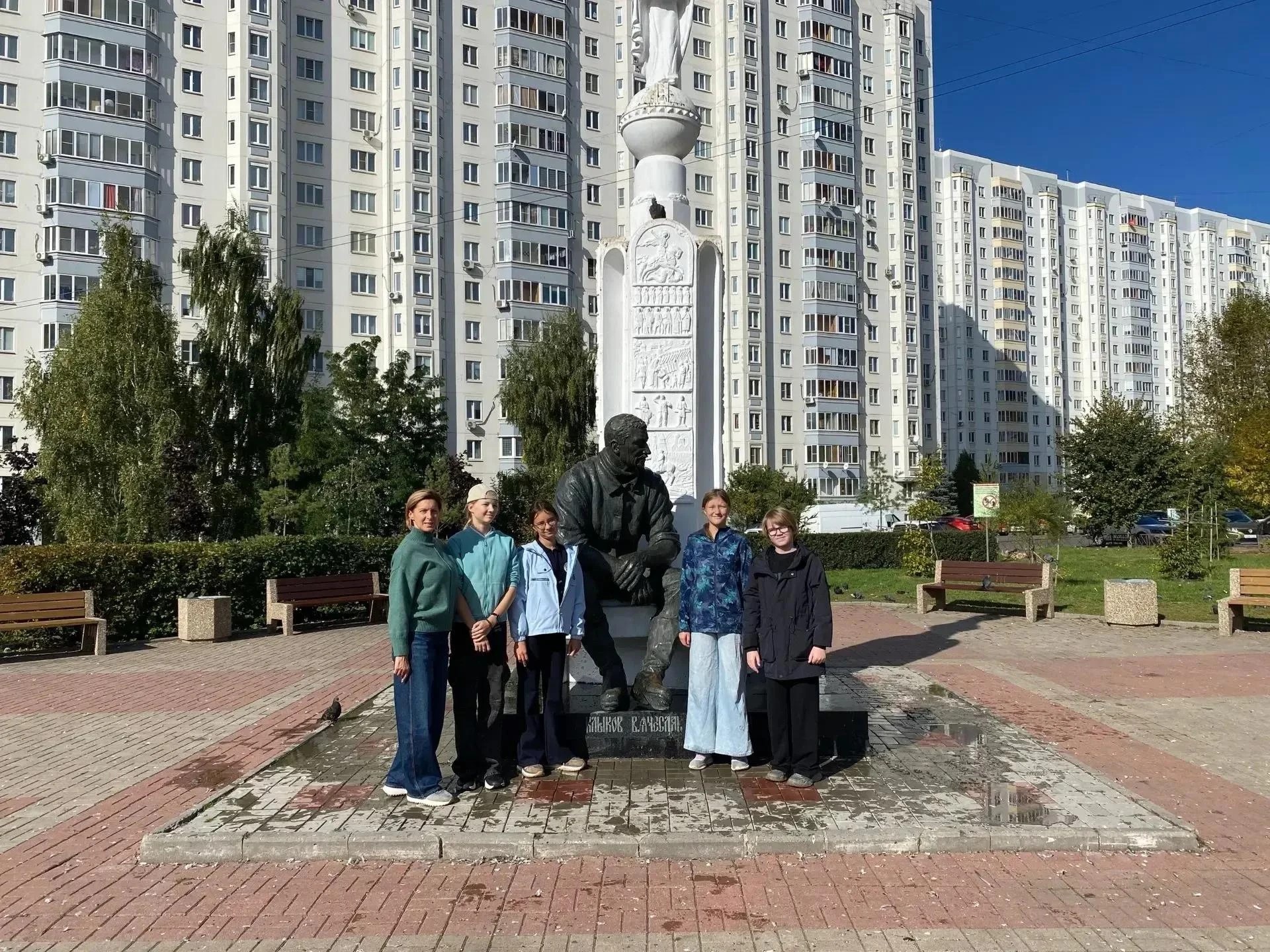 В Курске юные волонтеры очистили памятник Вячеславу Клыкову